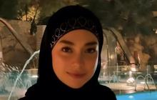 4 Potret Cantik Anggun Celine Evangelista saat Umrah, Pakai Gamis Hitam dan Hijab Meleyot