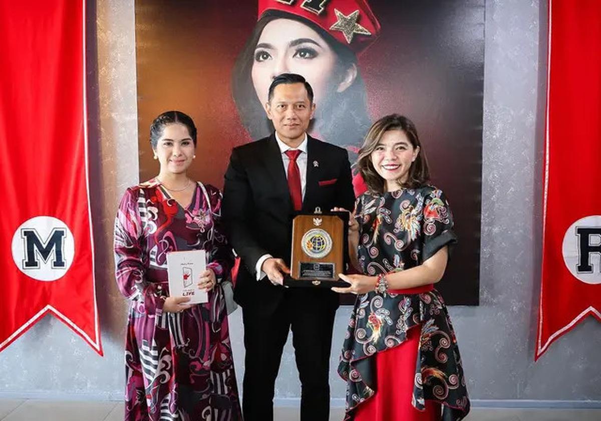 4 Potret Annisa Pohan Elegan Pakai Tas Rp 60 Juta saat Temani AHY Podcast Bareng Merry Riana