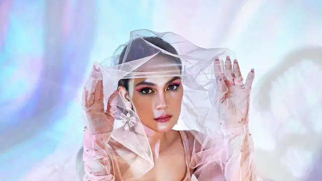 6 Pemotretan Terbaru Luna Maya yang Serba Pink Ini Dipuji Bak Princess