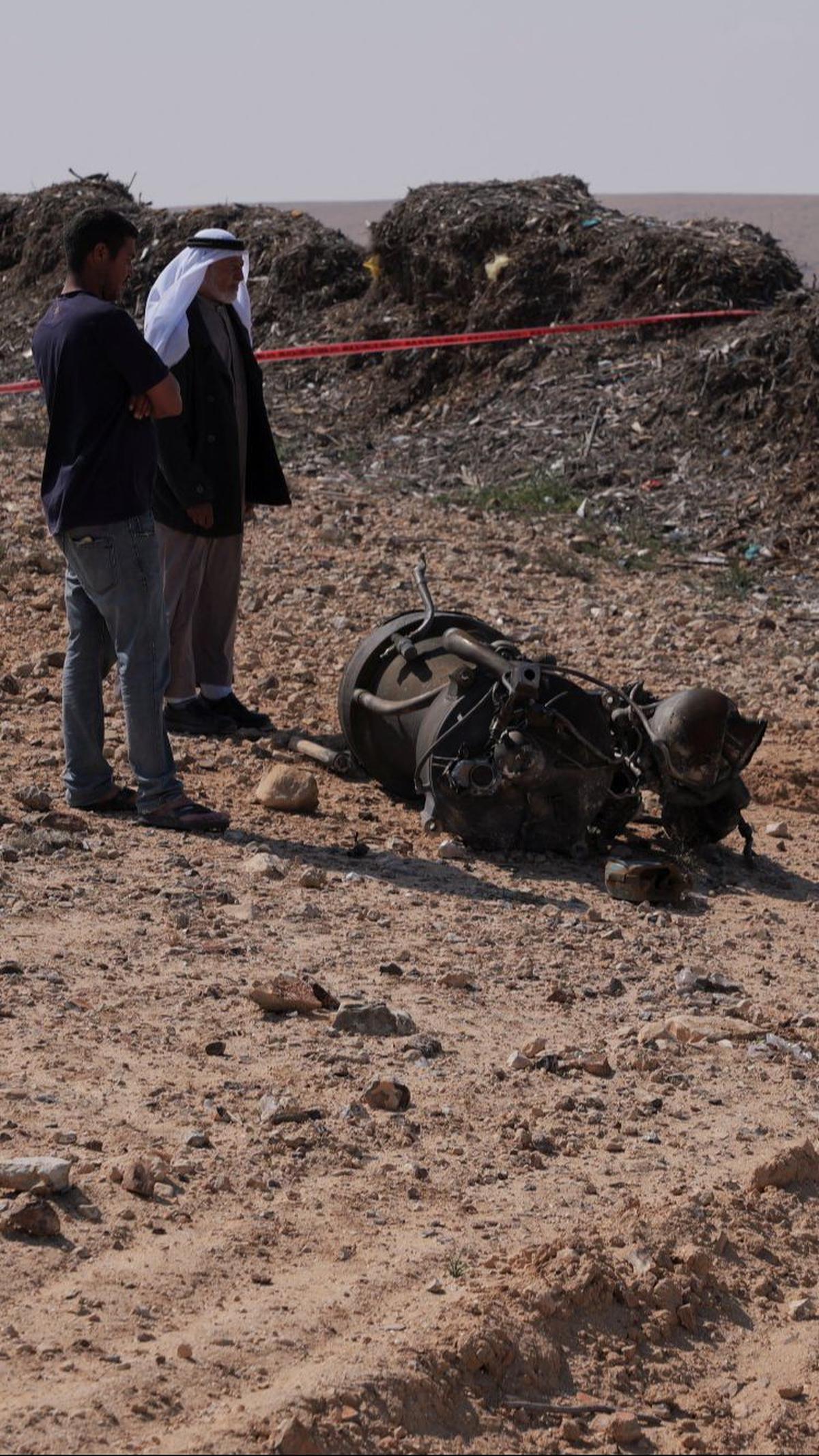 Sementara, dalam foto-foto yang diperoleh Reuters, rentetan serangan yang dilancarkan Iran.&nbsp;Tampak sebuah serpihan peluncur roket yang jatuh di dekat Arad, Israel, pada Minggu (14/4/2024).