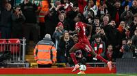 Penyerang Liverpool asal Swedia #09, Alexander Isak (tengah), merayakan gol pembuka dalam pertandingan putaran ketiga&nbsp;Carabao Cup antara Liverpool dan Southampton di Anfield, Liverpool, Inggris barat laut, Rabu (24-9-2025) dini hari WIB. (Paul ELLIS/AFP)