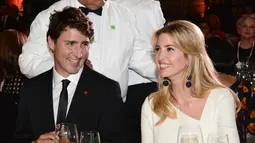 PM Justin Trudeau dan Ivanka Trump tertawa saat KTT Fortune Most Powerful Women dan Gala Museum di Washington, AS (10/10). Ivank tampil dengan busana berwarna putih dan Justin Trudeau mengenakan jas hitam. (Sean Kilpatrick/Canadian Press via AP)