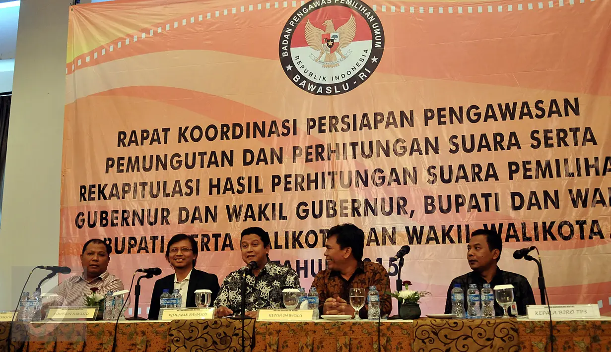 Ketua Bawaslu, Muhammad (tengah) menghadiri pembukaan rapat koordinasi persiapan pilkada serentak di Hotel Royal, Jakarta, Sabtu (14/11/2015). Tujuan rakor untuk menyamakan pola pikir dan pola tindak seluruh pengawas pemilu. (Liputan6.com/Johan Tallo)