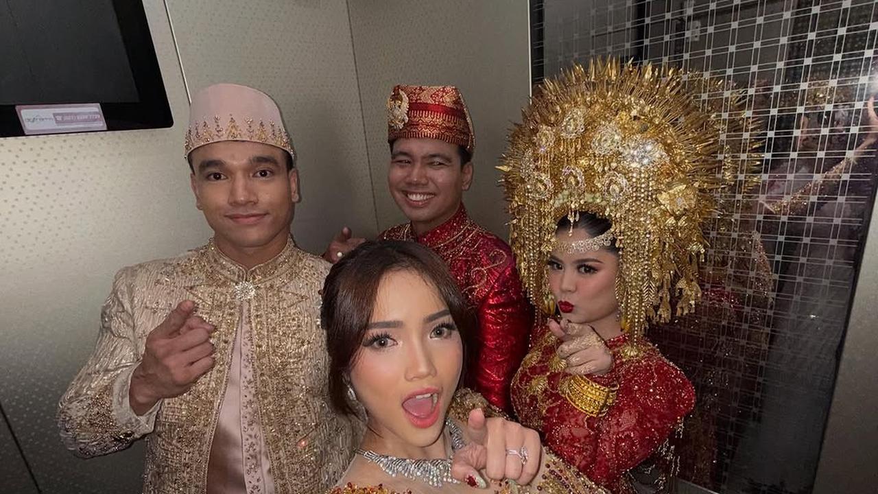 Potret Fuji di Resepsi Pernikahan Frans Faisal dan Indah, Tampil Menawan dengan Kebaya Modern Bernuansa Gold