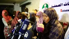 Seorang wanita anggota ISIS asal Sudan memberi keterangan kepada wartawan setelah dipulangkan dari Libya ke negaranya, Khartoum, Sudan, Rabu (4/4). Sebelumnya mereka bergabung dengan ISIS tiga tahun lalu. (ASHRAF SHAZLY/AFP)