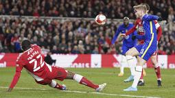 Bek Middlesbrough, Sol Bamba berusaha menghalangi penyerang Chelsea, Timo Werner untuk mencetak gol selama pertandingan perempat final Piala FA di Stadion Riverside, di Middlesbrough, Inggris, Minggu (20/3/2022). Chelsea menang atas Middlesbroug  2-0. (AP Photo/Jon Super)