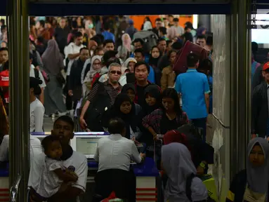 Sejumlah calon penumpang kereta api mengantre memasuki Stasiun Gambir, Jakarta, JumaKt (31/5/2019). H-5 Lebaran, pemudik mulai memadati Stasiun Gambirdimana Lonjakan penumpang kereta api tujuan berbagai kota di Pulau Jawa diprediksi terjadi pada 31 Mei dan 1 Juni 2019. (merdeka.com/Imam Buhori)