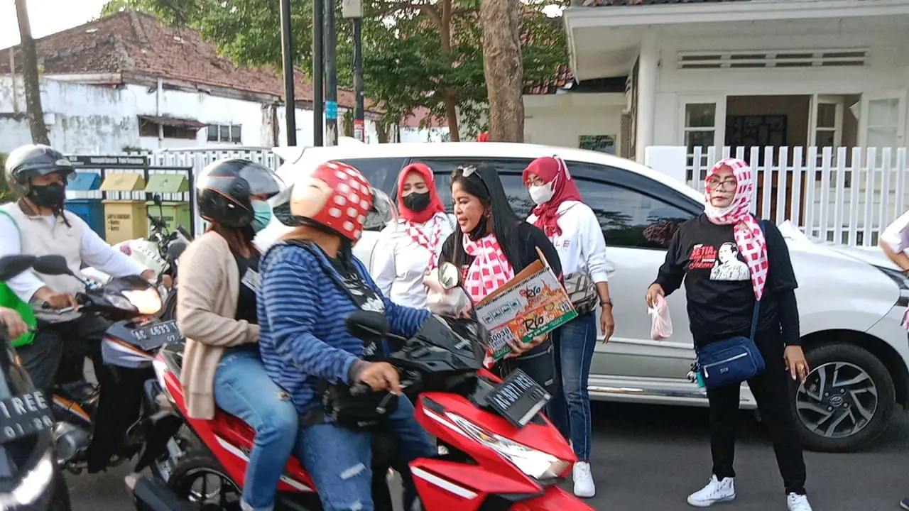 Relawan Solmet membagikan takjil dan paket Ramadan di lima kota Indonesia. (Ist).