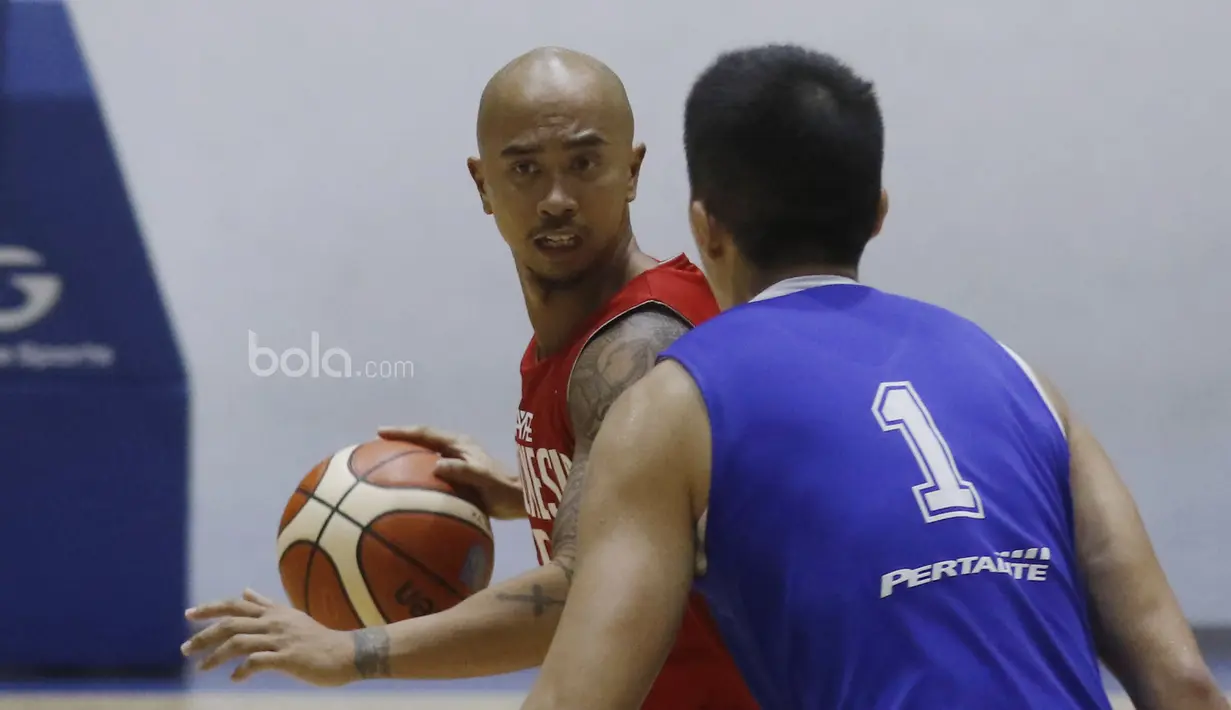 Pemain Timnas Basket Indonesia, Mario Wuysang, berusaha melewati pemain Satria Muda saat laga uji coba di BSD, Tangerang, Jumat (21/7/2017). Timnas Basket menang 87-52 atas Satria Muda. (Bola.com/M Iqbal Ichsan)