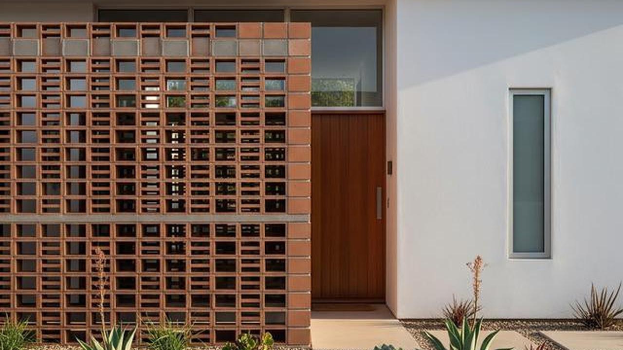 7 Gambar Rumah Minimalis Tampak Depan dengan Kombinasi Dinding Roster, Elegan dan Fungsional