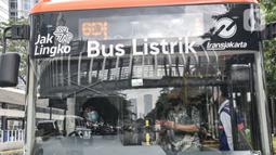 Warga saat menggunakan bus listrik Transjakarta di Jalan Jenderal Sudirman, Jakarta, Senin (20/2/2023).  Dengan demikian, total ada 220 bus listrik Transjakarta yang bakal beroperasi di Ibu Kota. (merdeka.com/Iqbal S Nugroho)