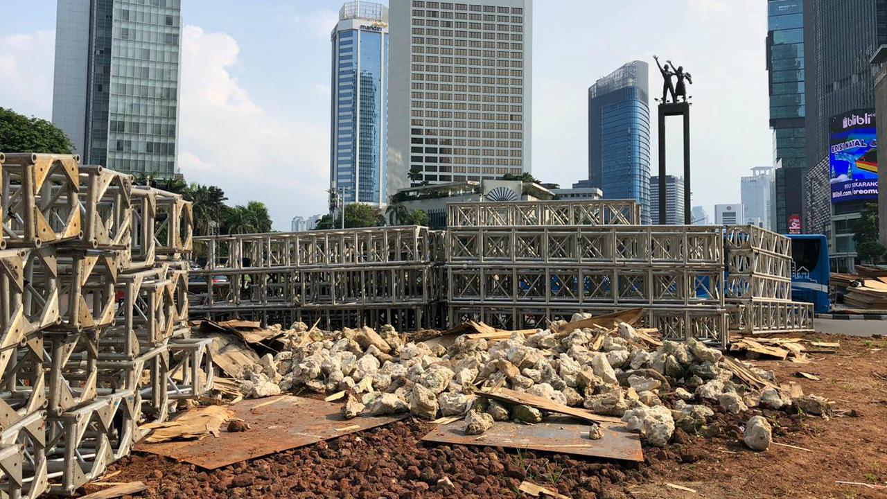 nstalasi batu Gabion di Bundaran HI Jakarta dibongkar pada Senin malam 23 Desember 2019. (Liputan6.com/ Delvira Chaerani Hutabarat)
