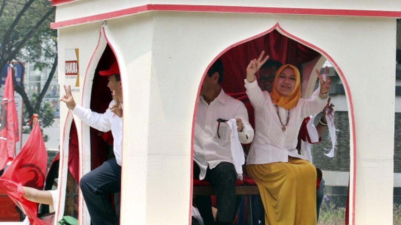 Tiga wanita cantik calon pemimpin Tangsel pawai keliling kota