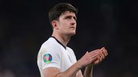 Harry Maguire mengaku sangat kecewa dengan kekalahan 2-3 melalui adu penalti yang dialami Timnas Inggris dari Italia pada final Euro 2020. (AFP/Laurence Griffiths)