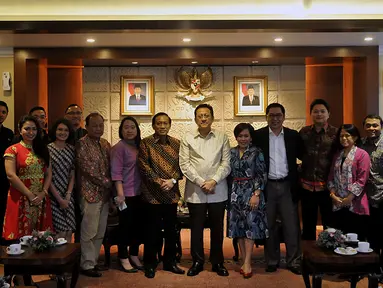 Ketua DPD RI, Irman Gusman foto bersama Jajaran Group Surya Citra Media (SCTV, Indosiar dan Liputan6.com) Gedung DPR, Jakarta, Selasa (8/3/2016). Kunjungan tersebut dalam rangka silaturahmi. (Liputan6.com/Johan Tallo)