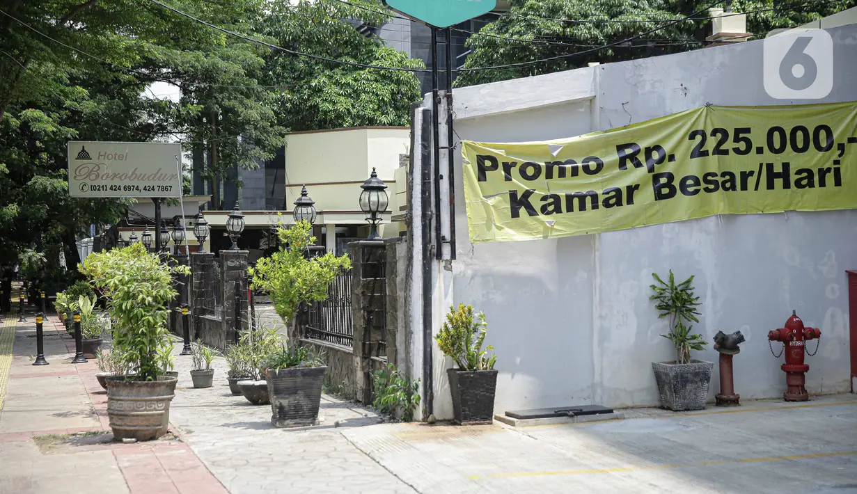 Spanduk promo terpasang di salah satu hotel di kawasan Jakarta, Selasa (28/9/2021). Saat ini banyak hotel yang terancam bangkrut dan dijual akibat merosotnya jumlah pengunjung selama pandemi Covid-19 berlangsung. (Liputan6.com/Faizal Fanani)