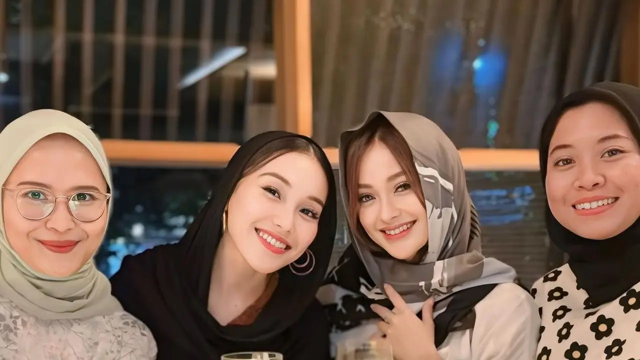 6 Gaya Simple Ayu Ting-Ting Bukber Bareng Bestie yang Disebut Bakal Jadi Bridesmaid di Pernikahannya dengan Fardhana