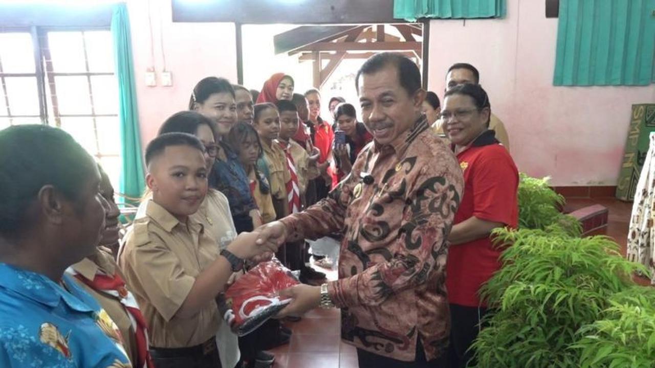 Pemkot Jayapura Serahkan Bantuan Seragam Sekolah untuk 8.500 Siswa Baru