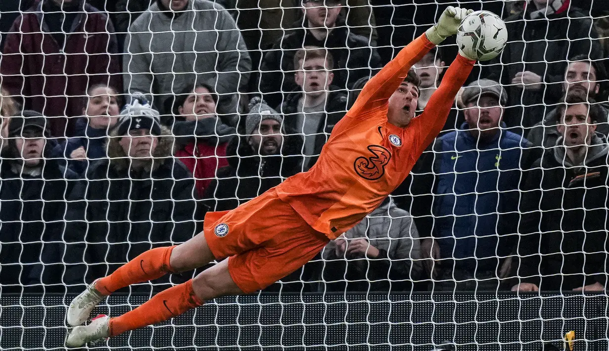 Kiper Chelsea, Kepa Arrizabalaga berusaha menangkap bola saat bertanding melawan Tottenham pada leg kedua semifinal Piala Liga Inggris di Stadion Tottenham Hotspur di London, Kamis (13/1/2022). Ini adalah kali pertama Chelsea melaju ke final Piala Liga Inggris sejak 2019. (AP Photo/Alastair Grant)