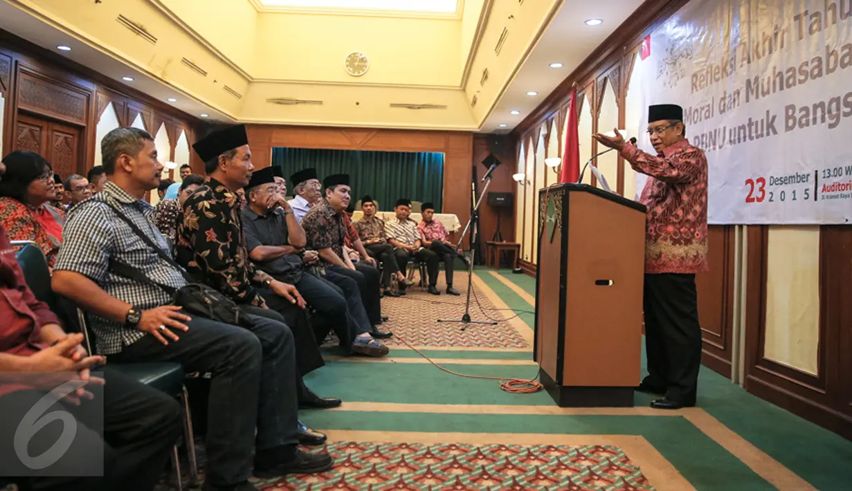 Ketua Umum PBNU, Said Aqil Siradj memberikan paparan refleksi akhir tahun NU di Jakarta, Rabu (23/12/2015). NU mengkritisi krisis kepemimpinan, instabiltas politik, dan melemahnya toleransi dalam beragama. (Liputan6.com/Faizal Fanani)