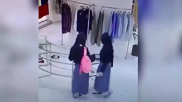 Terekam CCTV, 2 Pelajar Nekat Curi Card Holder di Mal Bandung