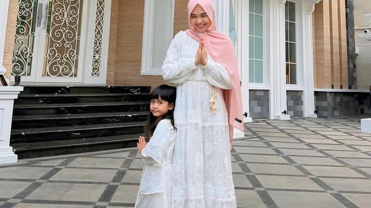 7 Potret Fasad Rumah Baru Ria Ricis, Elegan dan Mewah
