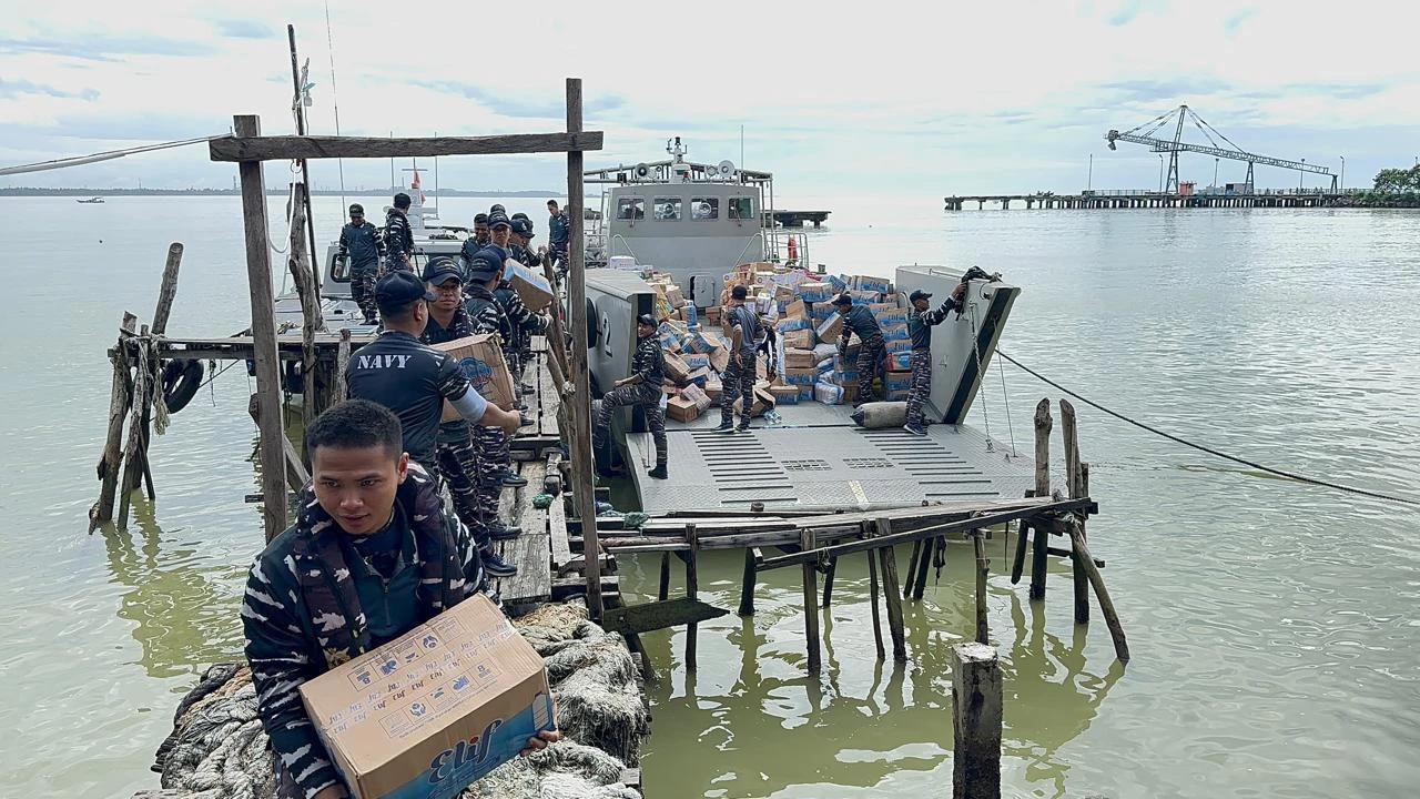 KRI Semarang-594 TNI AL Debarkasi Bantuan Kemanusiaan untuk Korban Bencana di Meulaboh