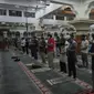 Salat berjamaah di Masjid Agung Al Azhar dilaksanakan dengan tetap menaati protokol kesehatan. Jaga jarak dan memakai masker wajib untuk dilakukan. (Foto: Liputan6.com).