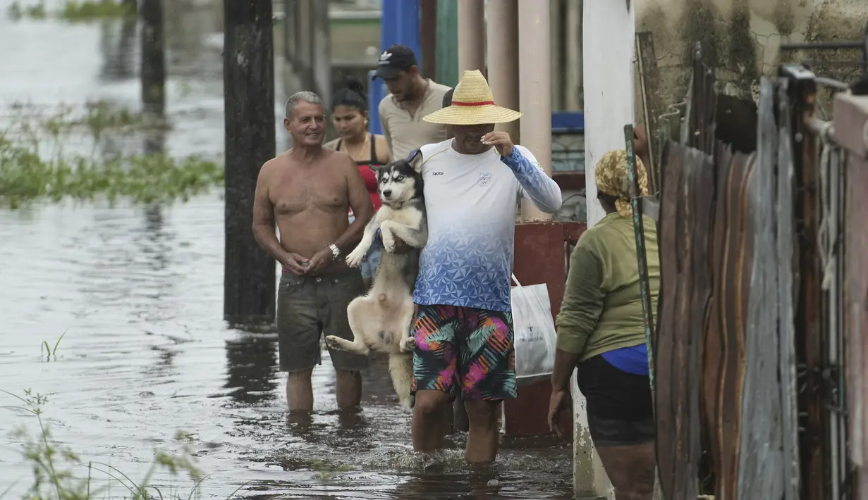 Kuba mengalami curah hujan setinggi 4 inci pada hari Minggu, demikian laporan stasiun meteorologi setempat, menurut Associated Press. (AP Photo/Ramon Espinosa)