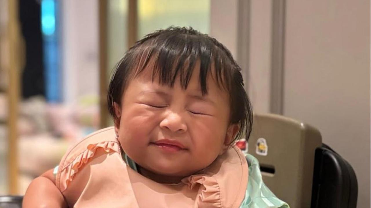 Potret Baby Lily Ekspresif Banget saat Makan, Mimik Wajahnya Menggemaskan Bak Emotion Hidup
