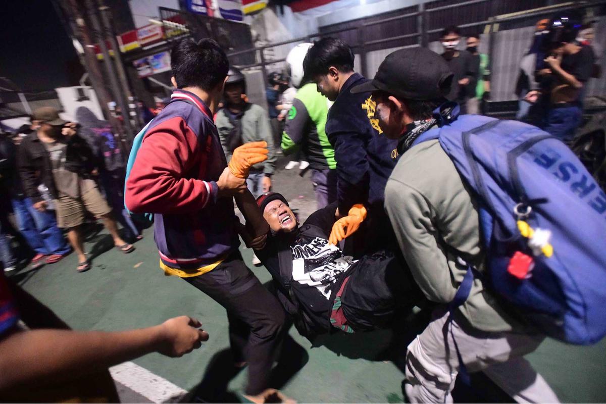 FOTO: Rusuh Pelajar dan Brimob di Pejompongan Hingga Malam Hari (ukuran kecil)