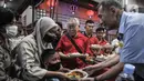 Jusuf Hamka saat membagikan hidangan buka puasa kepada warga di Wihara Dharma Bhakti, Jakarta, Rabu (5/4/2023). (merdeka.com/Iqbal S Nugroho)