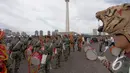 Puluhan anggota marching band TNI AD bersiap-siap memeriahkan pameran Alutsista di kawasan Monas, Jakarta, Jumat (12/12/2014). (Liputan6.com/Faizal Fanani)