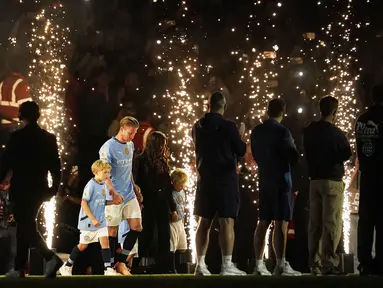 Pemain Manchester City, Kevin De Bruyne bersama kekasih dan anak-anaknya melakukan perpisahan dengan klubnya setelah laga pekan ke-37 Liga Inggris 2024/2025 melawan Bournemouth di Etihad Stadium, Manchester, Inggris, Selasa (21/05/2025) waktu setempat. (AP Photo/Dave Thompson)