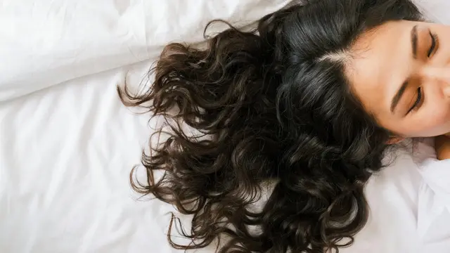 Membungkus Rambut dengan Kain Sutra Sebelum Tidur untuk Menjaganya Tetap Rapi dan Tidak Kusut di Pagi Hari