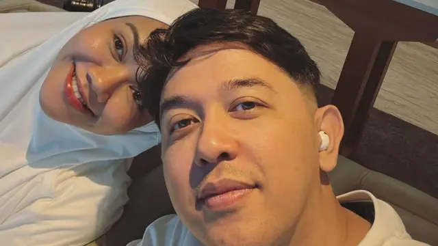 Bareng Suami dan Sahabat, Intip Potret Yura Yunita Tampil Berhijab saat Umrah