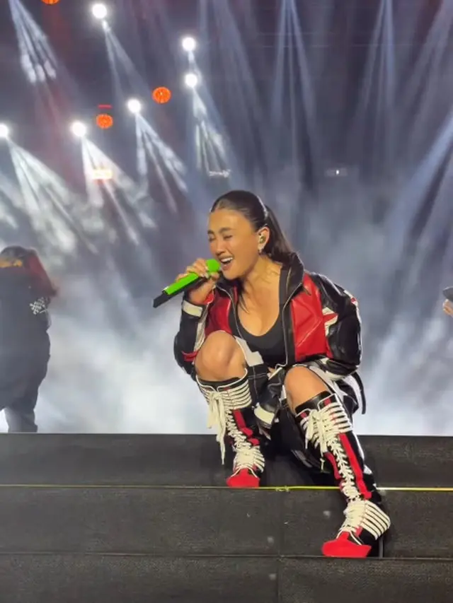 Gaya Kontras Agnez Mo di Mandalika GP 2026, Dari Anggun Bergaun Putih Jadi Edgy dengan Biker Look