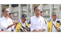 Menteri PUPR Basuki Hadimuljono tertangkap warganet tengah ambil alih tugas wartawan. (Sumber: Tangkapan Layar YouTube Sekretariat Presiden & TikTok @prabzoey)