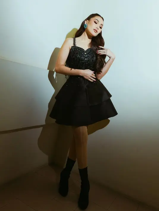 Menutup penampilan bold-nya, Ayu Ting-Ting kenakan ankle socks boots hitam yang edgy. [@ayutingting92]