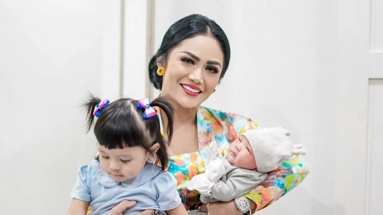 Potret Bahagia Krisdayanti Gendong Cucu