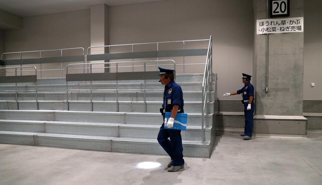 Petugas keamanan memeriksa bagian pasar ikan Toyosu sebelum upacara pembukaan di Tokyo, Kamis (13/9). Pemerintah kota akan merelokasi pasar ikan Tsukiji yang terkenal di Tokyo dan merupakan pasar ikan terbesar di dunia, ke lokasi ini. (AFP/Behrouz MEHRI)