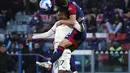 Penyerang AC Milan, Rafael Leao berebut bola udara dengan pemain Cagliari, Alberto Grassi pada pertandingan lanjutan Liga Serie A Italia di Sardegna Arena di Cagliari, Italia, Minggu (20/3/2022). Dengan kemenangan ini, AC Milan kokoh di puncak klasemen dengan 66 poin. (Alessandro Tocco/LaPresse via