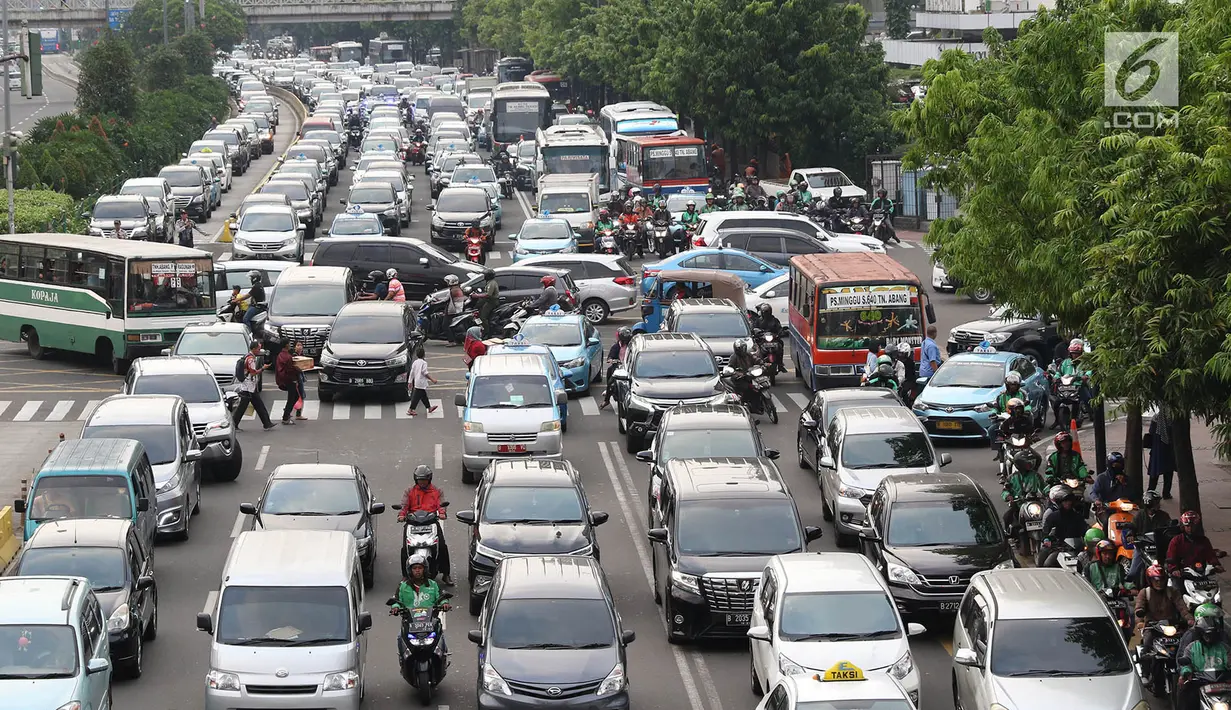 Kendaraan menerobos jalur transjakarta menghindari macet di Jalan MH Thamrin, Jakarta, Kamis (31/5). Tingginya antusiasme warga untuk berbuka puasa di rumah menyebabkan jalan-jalan protokol di Ibukota dipadati kendaraan. (Liputan6.com/Immanuel Antonius)