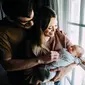 Hillary Duff dan Matthew Koma bersama putri pertama mereka, Banks Violet Bair. (Instagram/hillaryduff)