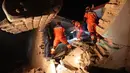 Sedikitnya 118 orang tewas ketika gempa meluluhlantak bangunan-bangunan di wilayah China barat laut, lapor media pemerintah pada Selasa (19/12). (STR / AFP)