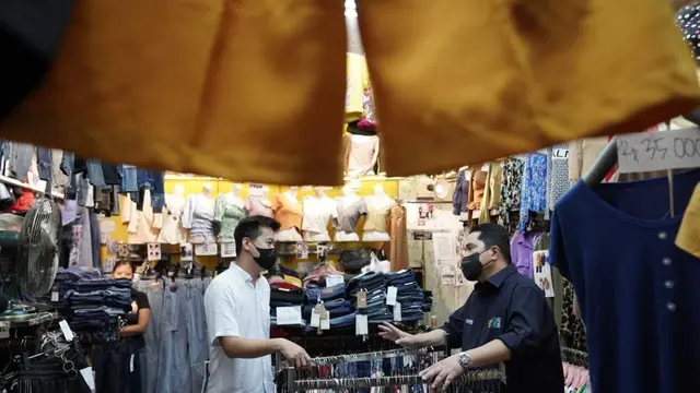 Menteri Badan Usaha Milik Negara (BUMN) Erick Thohir berdialog dengan Paguyuban Pedagang Bakso di Cikarang Timur dan UMKM, pemilik kios, serta pedagang di Mega Mall Bekasi, Jawa Barat, Rabu (2/2/2022). (Dok BUMN)