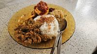 Apakah nasi uduk dapat meningkatkan kolesterol? Temukan fakta menarik dari dokter dan ahli gizi, termasuk tips memilih santan, lauk pendamping, dan cara sehat menikmati nasi uduk tanpa risiko berlebih. (Foto: Aditya Eka Prawira/Liputan6.com)