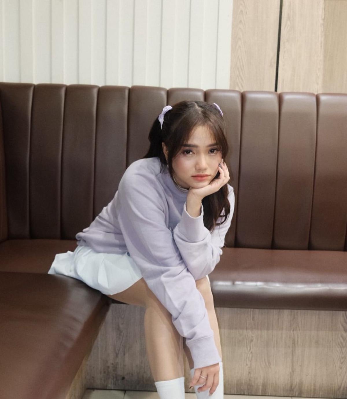 Outfit Ungu Fuji Jadi Perbincangan, Netizen Sebut: Tolong Ini Menggemaskan Sekali