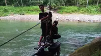 Warga yang menyeberang dengan menggunakan tali di atas Sungai Ranteangin, Kolaka Utara, Sulawesi Tenggara, yang berair deras. (Liputan6.com/Ahmad Abar Fua)