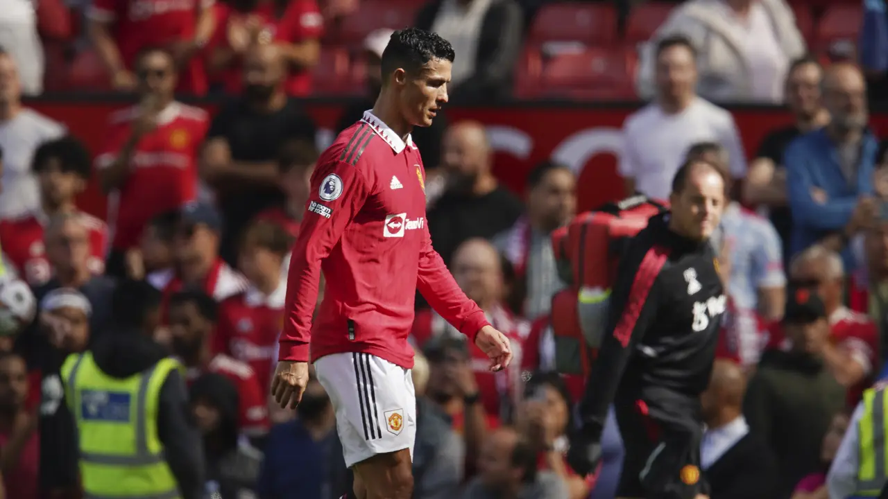 Foto: Viral Ekspresi Manyun Cristiano Ronaldo saat Duduk di Bangku Cadangan MU
